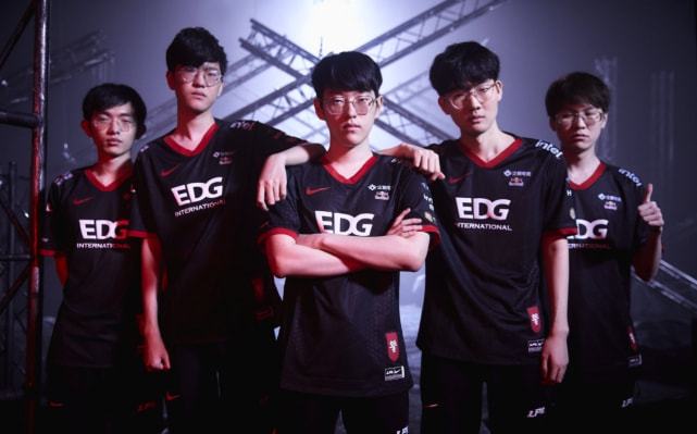 彩市中走出 彩市中走出